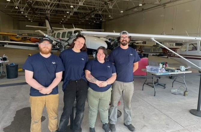 airplace maintenance crew